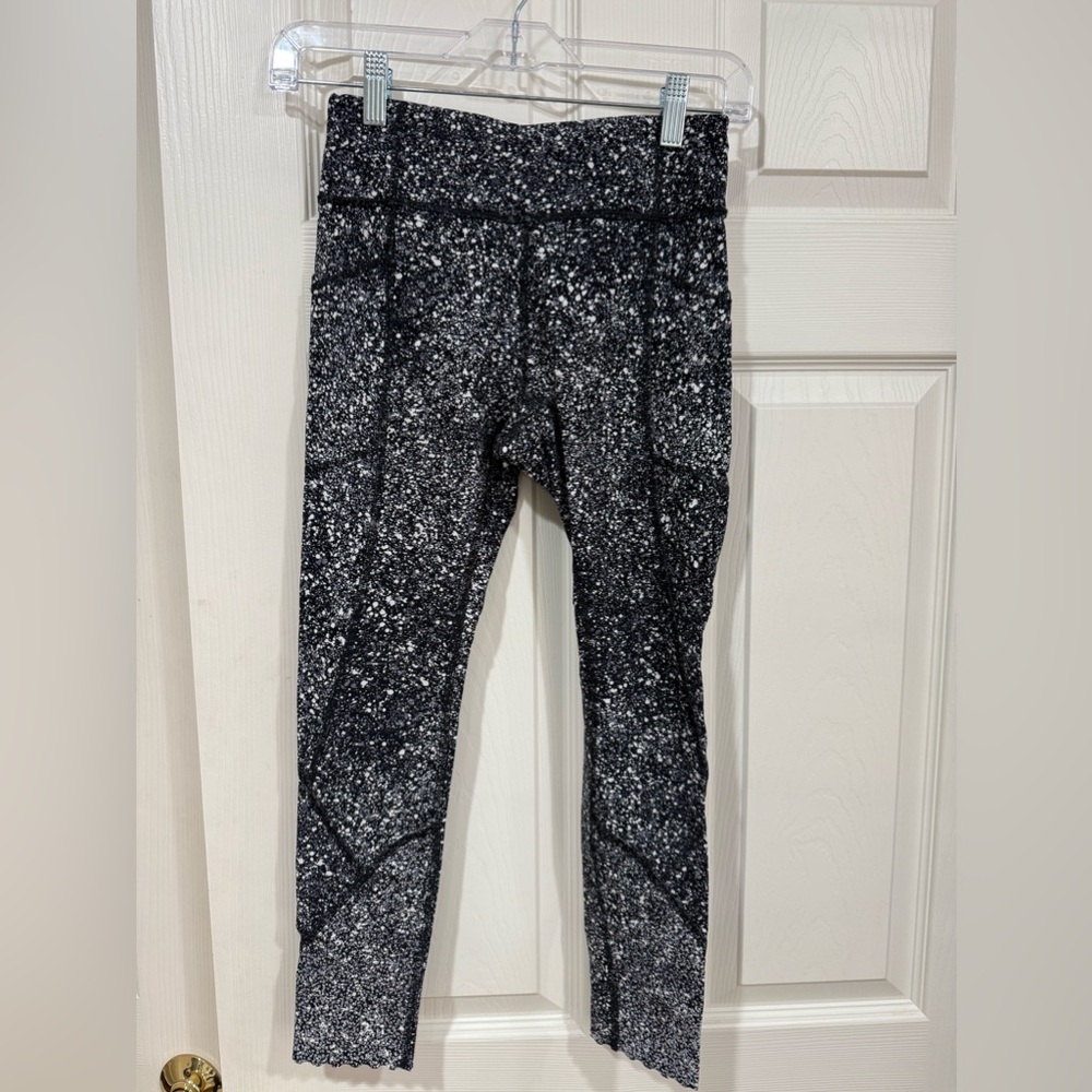 Size 4 Lululemon Tight Stuff Splatter Alpine Whit Black 25”
